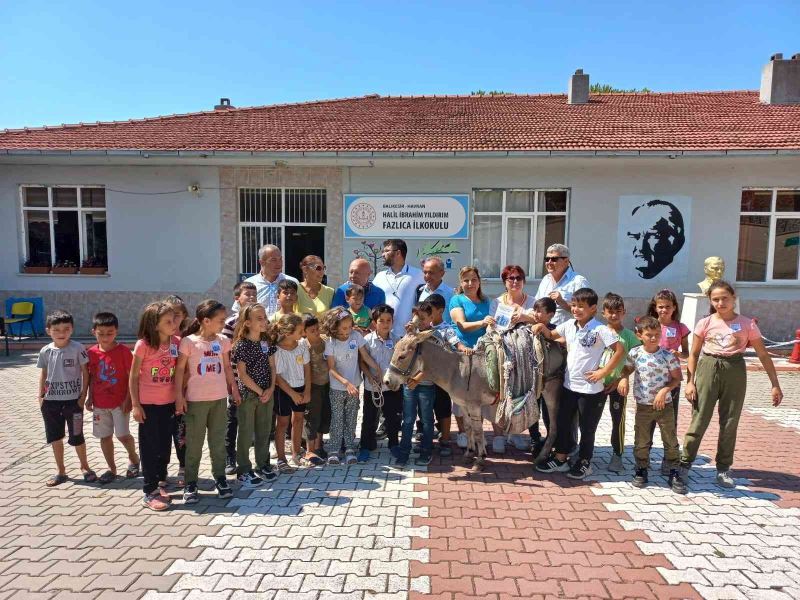 Hayırsever gurbetçiden eşek yüküyle kitap
