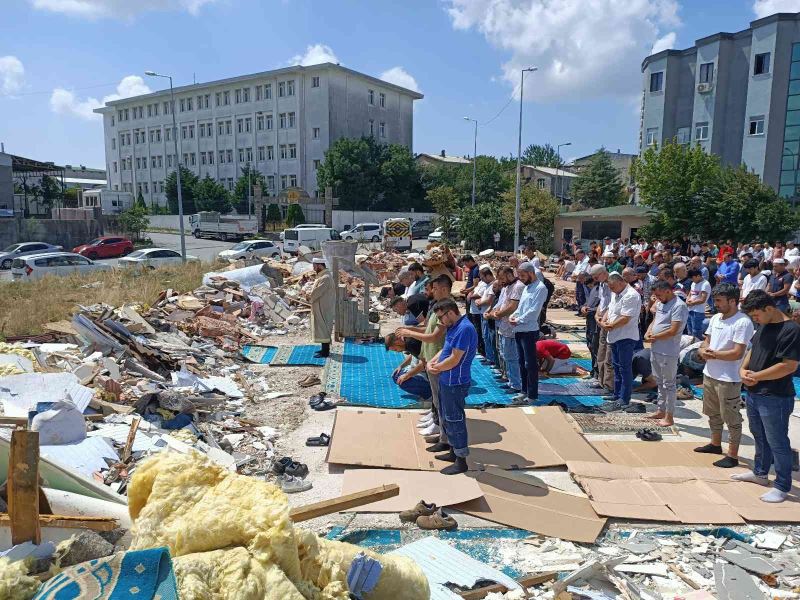 Yıktırılan mescit nedeniyle güneş altında sokakta namaz kıldılar
