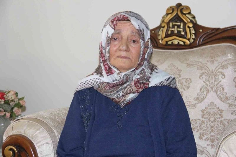 Yangından komşuları tarafından kurtarılan yaşlı çift evsiz kaldı
