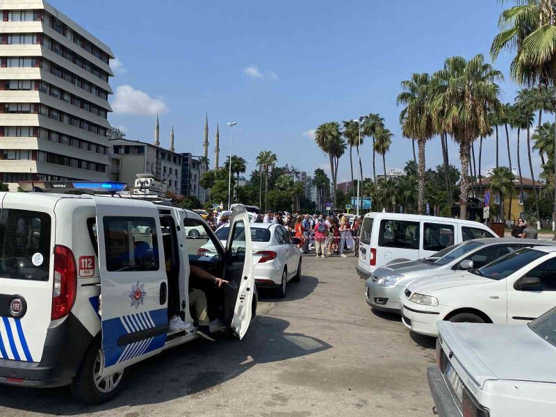 İzinsiz miting yapılıyor zanneden polisten film setine baskın
