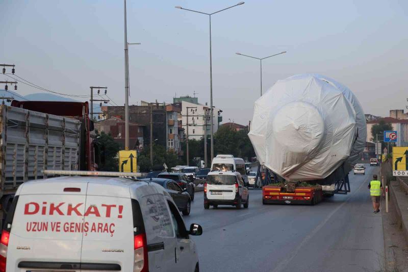 Devasa yük taşıyan tır şehri birbirine kattı
