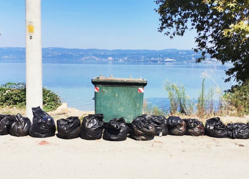 Sapanca Gölü kıyısından 23 torba çöp çıktı
