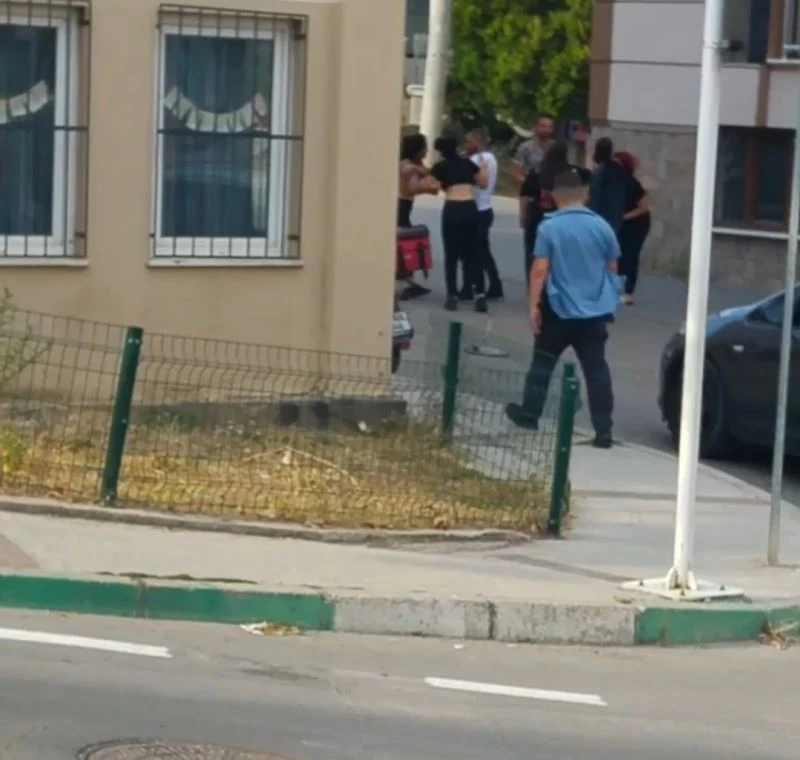 Bursa’da genç kızların kavgası kamerada
