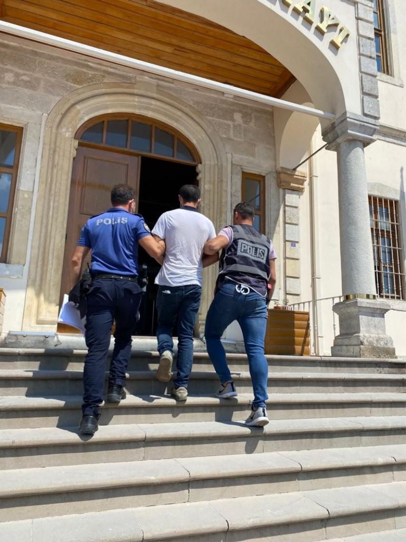 Sinop’ta aranan 3 şahıs yakalanarak cezaevine teslim edildi
