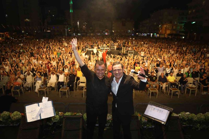 Alanya Belediyesinin yaz konserinde, Ferhat Göçer coşkusu
