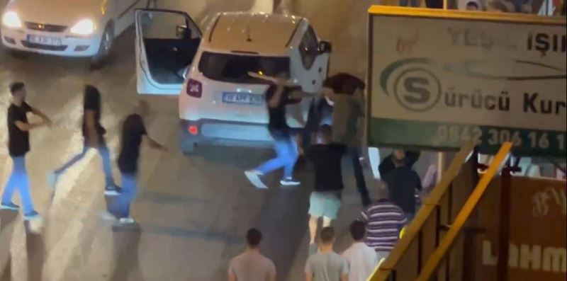 Bursa’da cadde ortasında akrabalarına böyle kurşun yağdırdı: 3 yaralı
