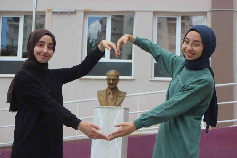 İmam Hatipli ikizler hiç dershaneye gitmeden tıp fakültesini kazandı
