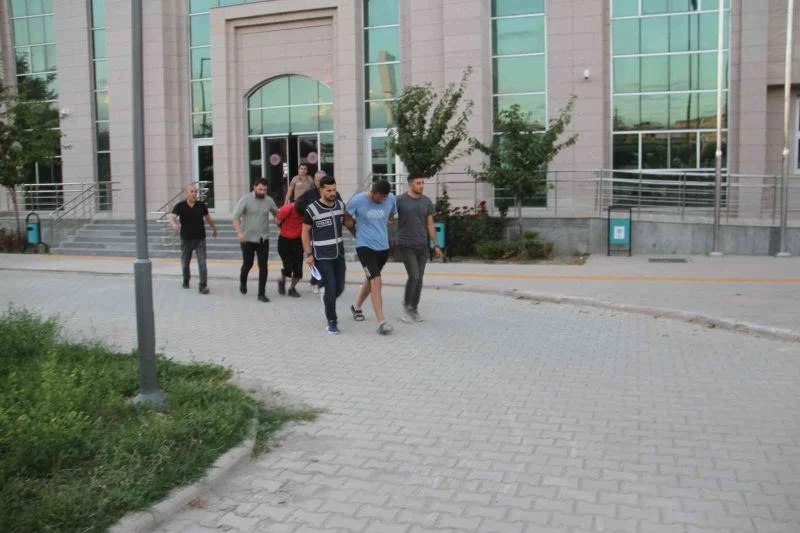 Kontak anahtarı üzerinde unutulan otomobili çaldılar
