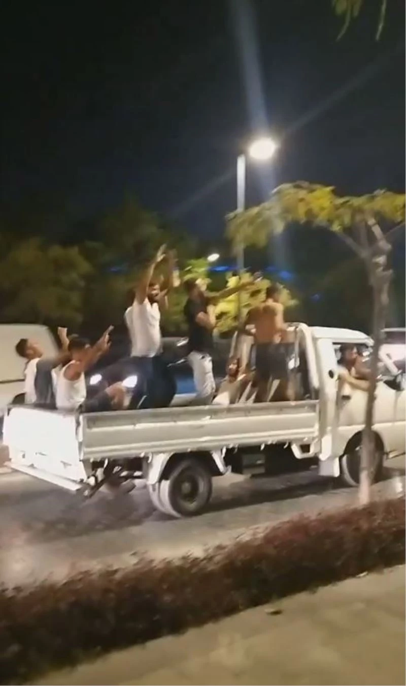 Seyir halindeki kamyonetin üzerini diskoya çevirdiler
