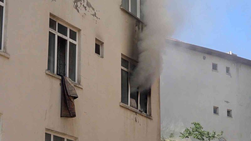 Çakmakla oynarken evi yaktı: 3 kişi dumandan etkilendi

