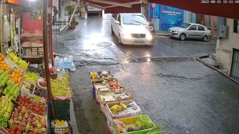 İstanbul’da dehşet anları kamerada: Yağmurdan kaçarken ölümden döndü
