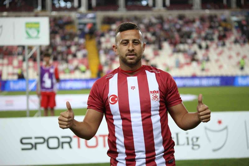 Sivasspor’un yeni transferi Dia Saba stadyumda taraftarı selamladı
