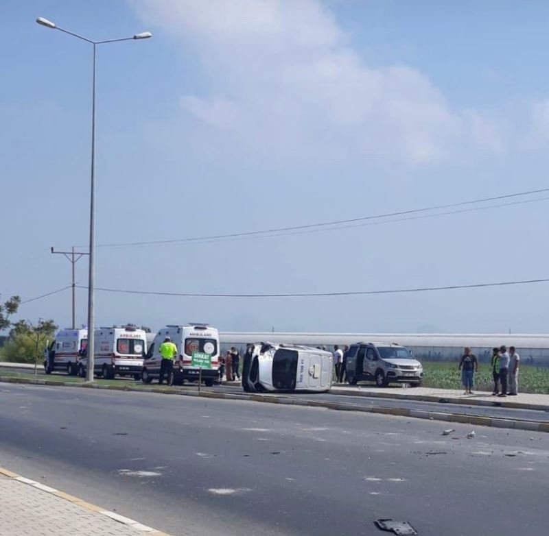 Serik’te banka para nakil aracıyla otomobil çarpıştı: 2 yaralı
