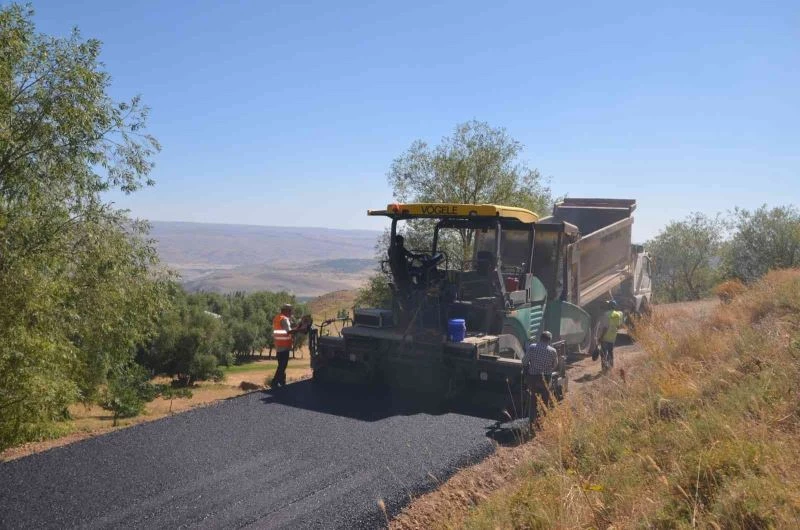 Muş’ta 210 köy yolu 64 milyon liralık yatırımla yenileniyor
