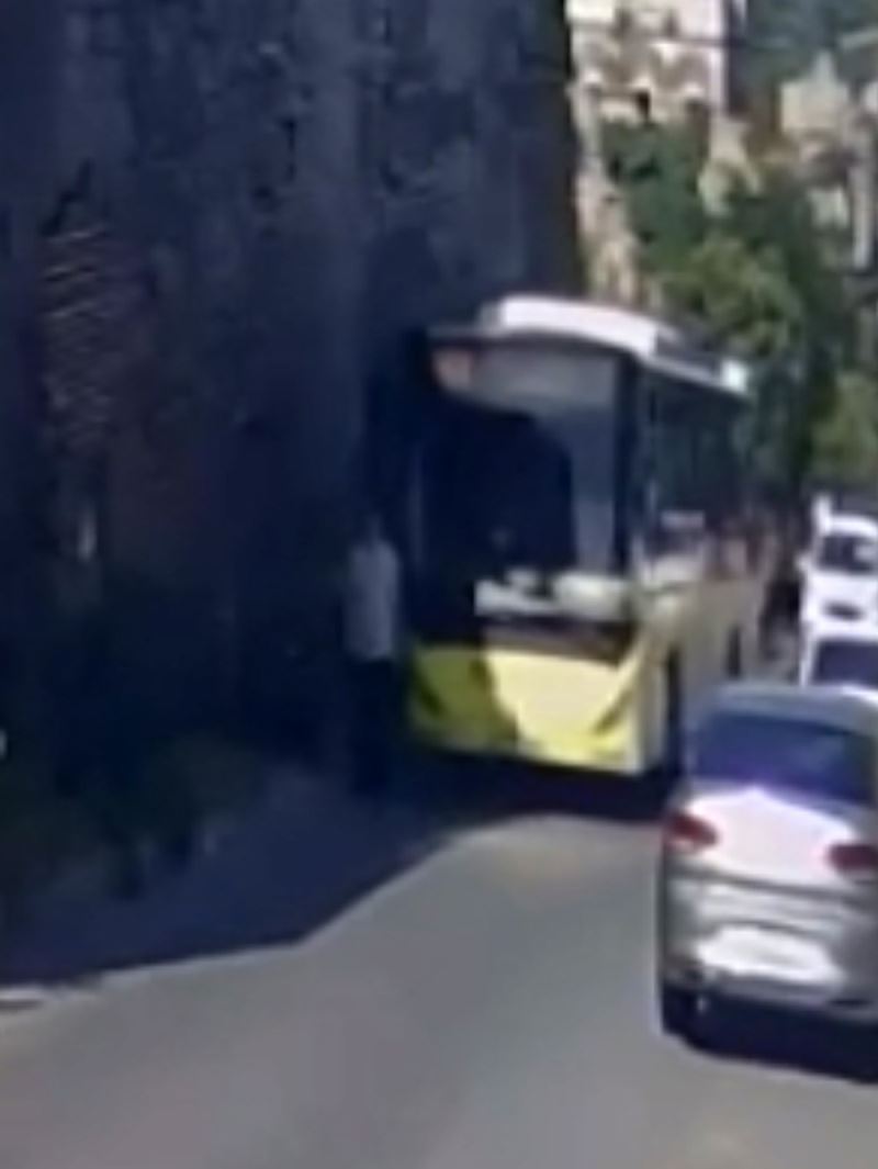 Fatih’te İETT otobüsünün yayaya çarpıp kaçtığı anlar kamerada
