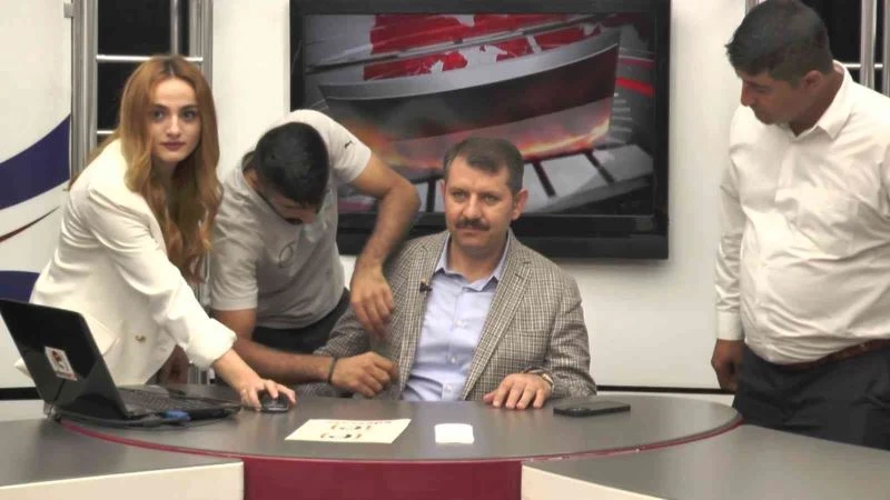 Kamera karışına geçen Vali haberleri sundu
