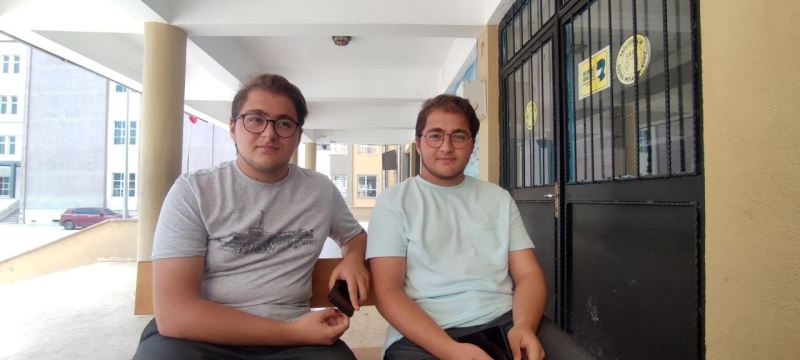 Arnavutköy’de tek yumurta ikizleri YKS’den aynı puanı alıp, aynı üniversiteye yerleşti
