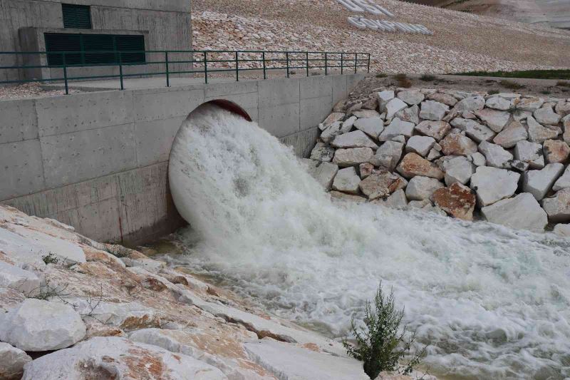  Gökpınar barajından debisi azalan Sakarya nehrine su salınmaya başlandı
