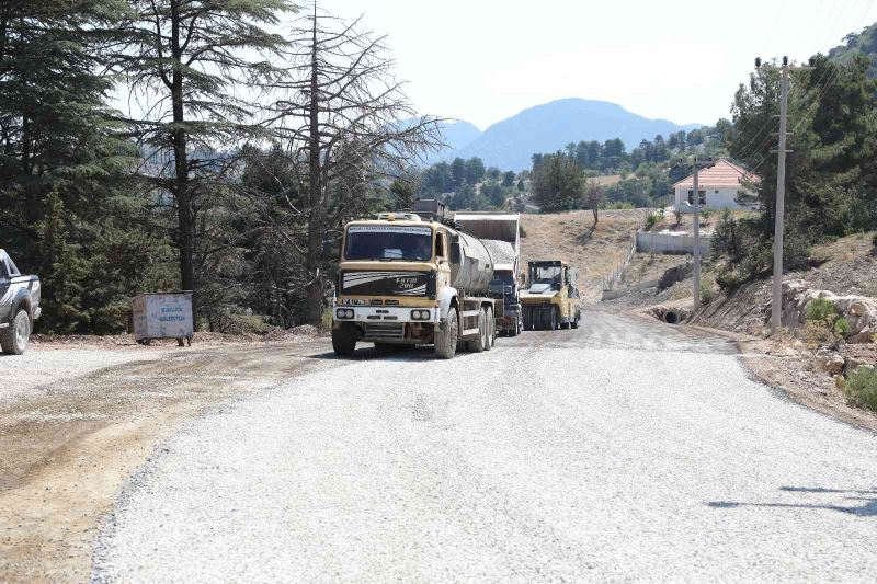 Antalya’yı kırsaldan Kumluca’ya bağlayan yolda asfalt çalışması
