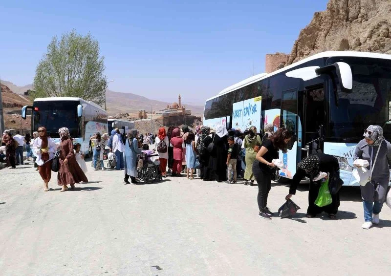 Van Büyükşehir Belediyesi kadınları tarih ve doğayla buluşturmaya devam ediyor

