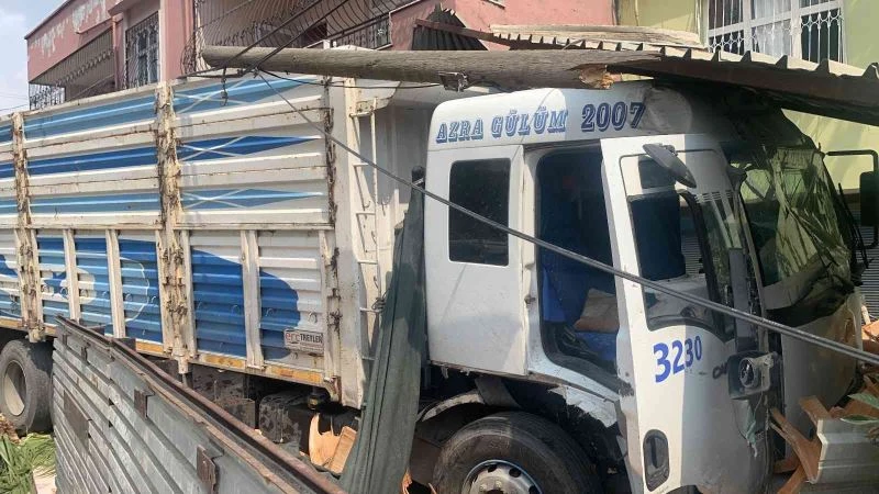 Kamyon, ağaca ve oturan adama çarpıp odunluğa girdi
