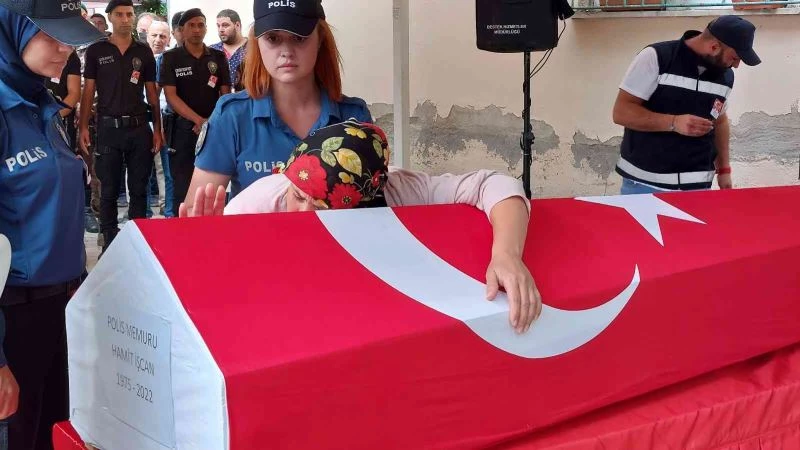 Görevdeyken kalp krizi geçirerek hayatını kaybeden polis son yolculuğuna uğurlandı
