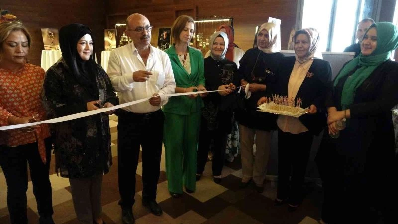 İğne oyalarını ilmek ilmek işliyorlar
