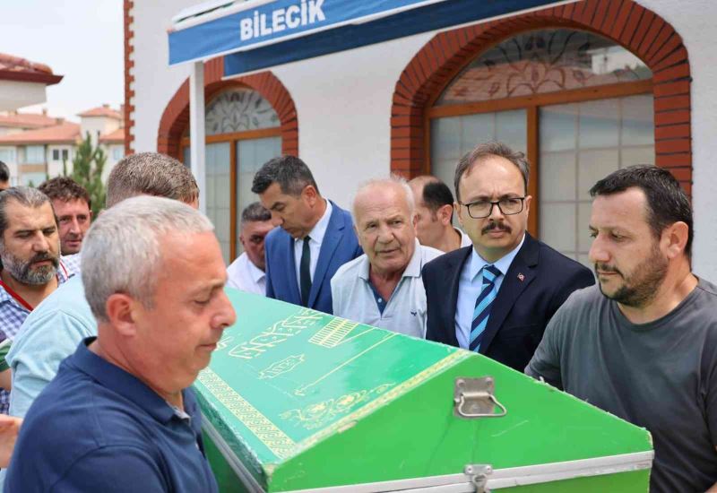 Vali Kızılkaya, huzurevi sakinlerinden Mehmet Uslu’nun cenazesine katıldı
