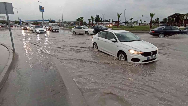 Sağanak yağış nedeniyle İzmir-Çanakkale karayolunda su baskınları yaşandı
