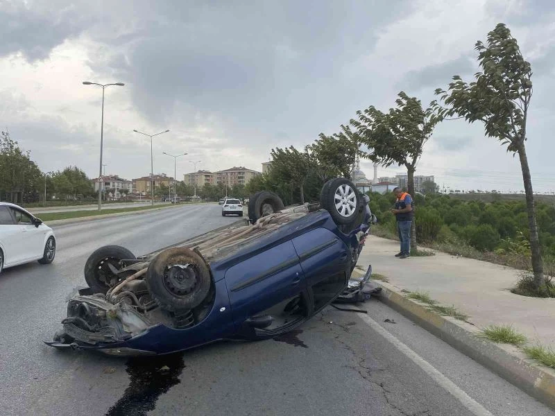 Pendik’te karşı yönden gelen araca çarpan araç takla attı: 1 yaralı

