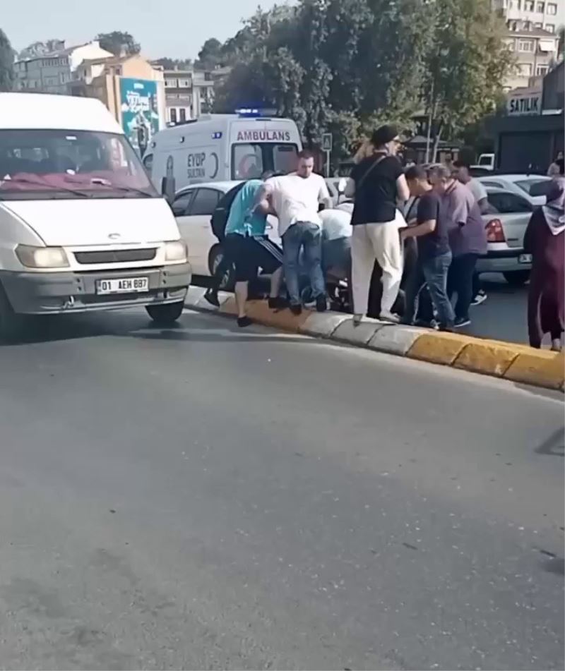 Eyüpsultan’da trafikteki sürücüler arasında yol verme kavgası kamerada
