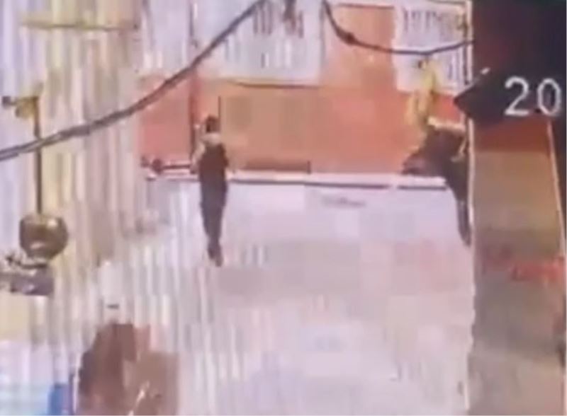 Zeytinburnu’nda hırsız gözüne kestirdiği binaya böyle tırmandı
