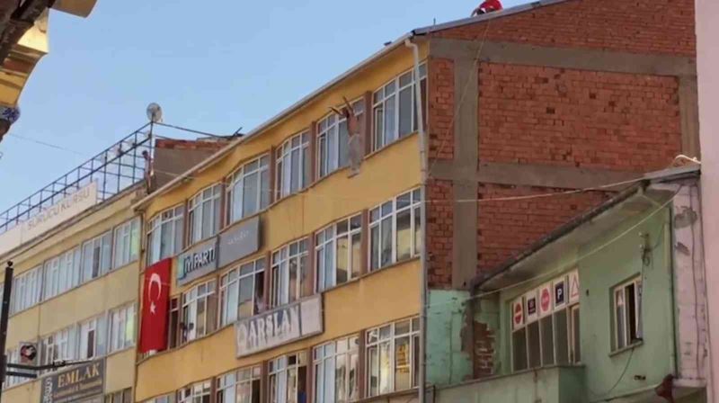 Bunalıma giren şahıs 5 katlı iş hanının çatısından atladı
