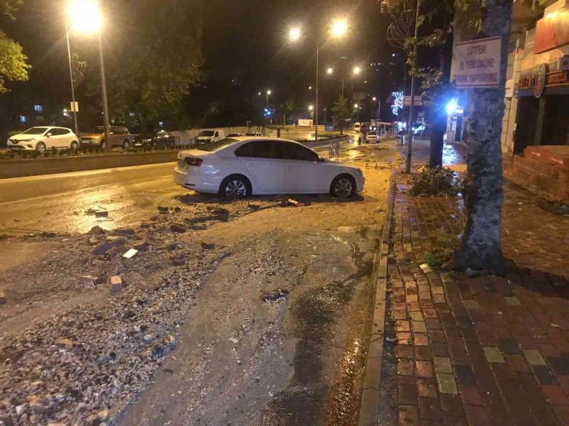 Bilecik’te sağanak yağışta araçlar yolda kaldı, ev ve dükkânları su bastı
