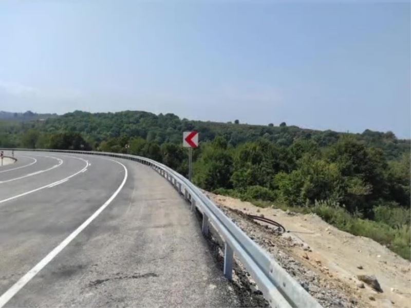 Heyelanda kapanan Karadeniz sahil yolu trafiğe açıldı

