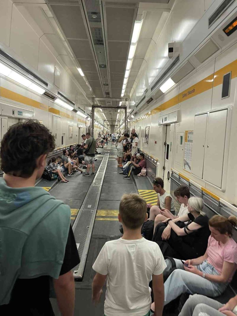 İngiltere yolcular Manş Tüneli’nde mahsur kaldı
