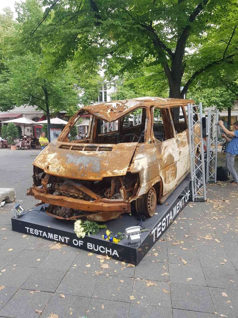 Bucha’da vurulan araç Berlin’de sergileniyor
