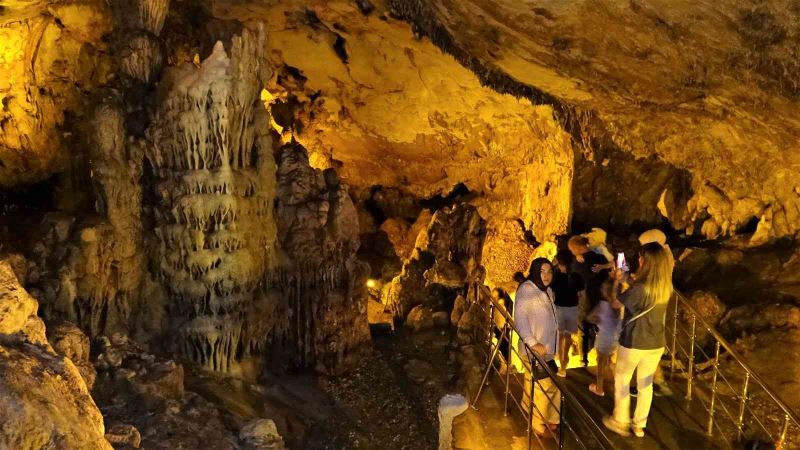 UNESCO’nun kültür miras listesinde, serinlemek isteyenler bu mağaraya akın ediyor
