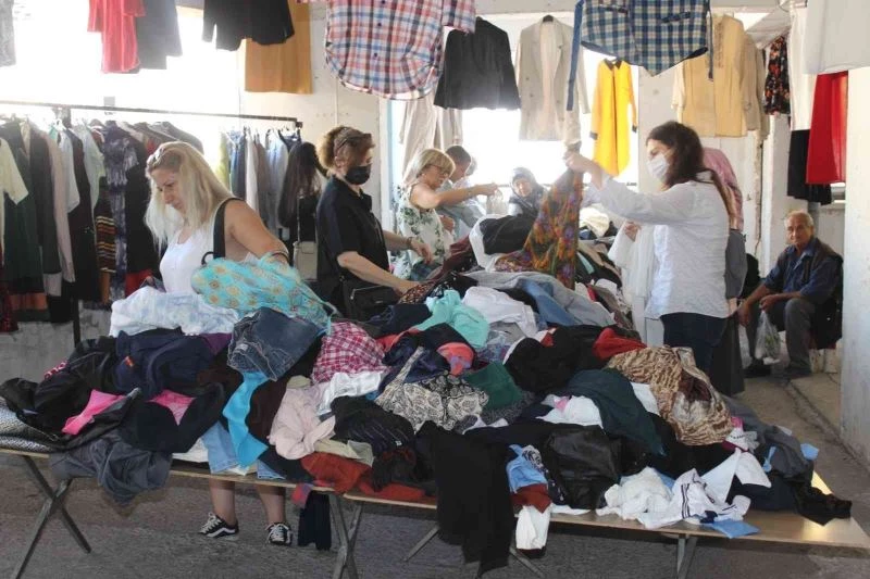 Nazilli’de ikinci el kıyafetleri toplayıp, temizleyip uygun fiyata halka satıyor
