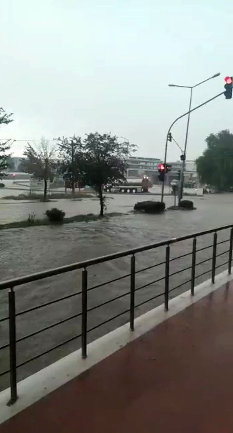 Sağanak yağış yolları nehre çevirdi
