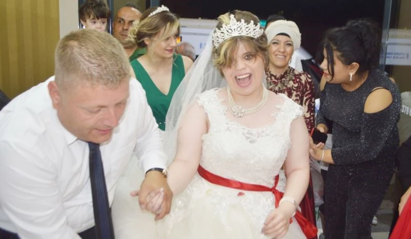  Otizmli genç kızın gelinlik giyme hayali gerçek oldu
