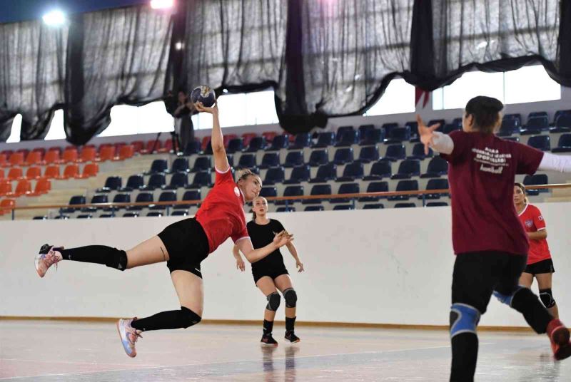 Bayan hentbolculardan iki günde iki hazırlık maçı
