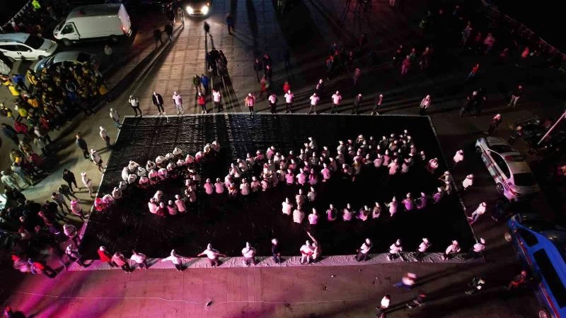 Bayraklılı gençlerden Kocatepe’de Atatürk imzası
