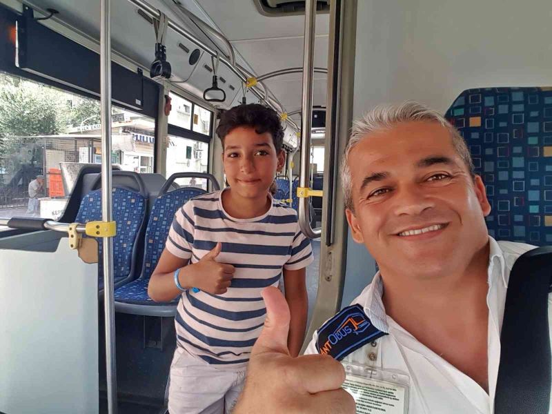 Turist aile çocuklarını otobüste unuttu, korku ve gözyaşları şoförle çekilen ’selfie’ ile son buldu

