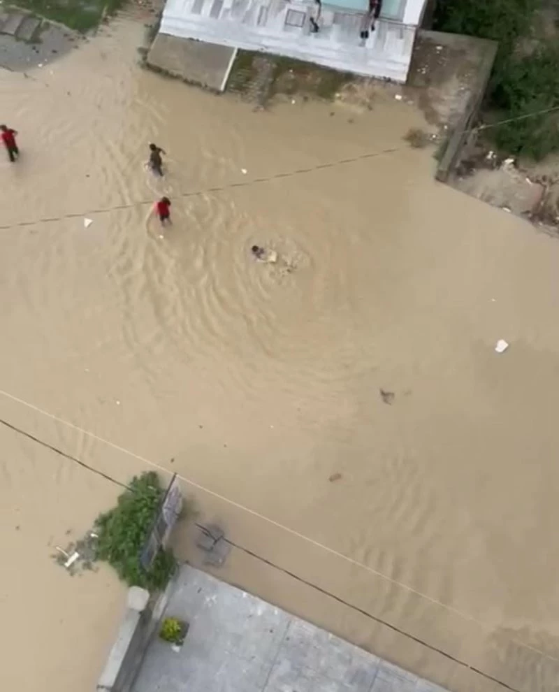 Sağanak yağıştan göle dönen yolda çocuklar yüzdü
