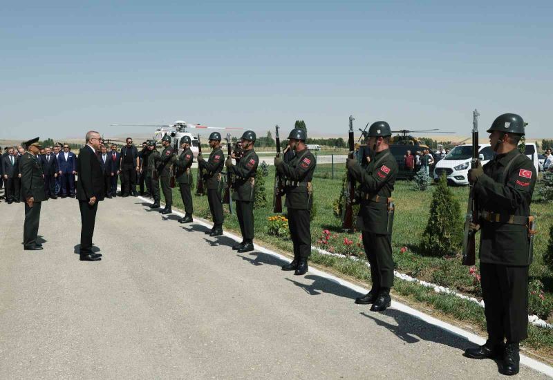 Cumhurbaşkanı Erdoğan: “Vatanımızı bölmeye, devletimizi yıkmaya çalışan hiç kimsenin gözünün yaşına bakmayız”
