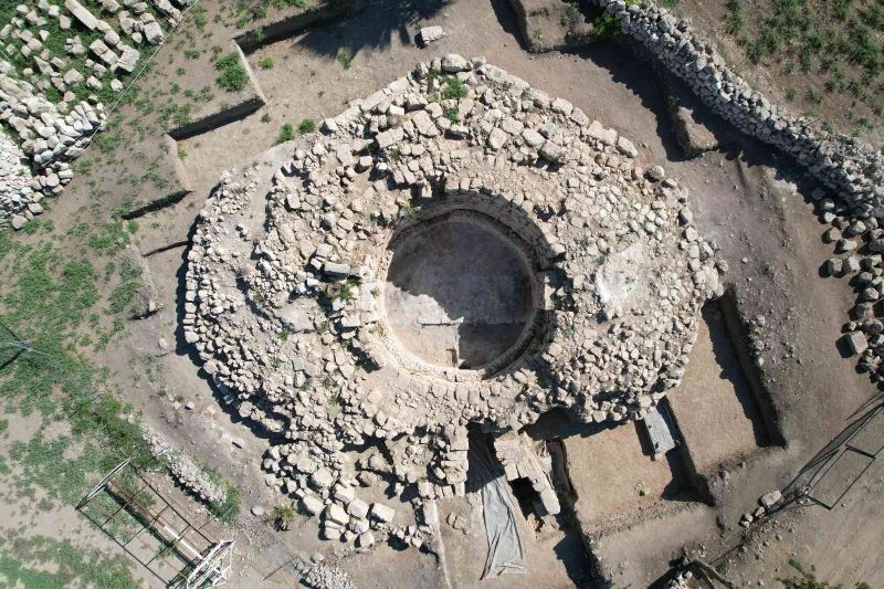 Aratos’un anıt mezarının altında başka bir yapıya ulaşıldı
