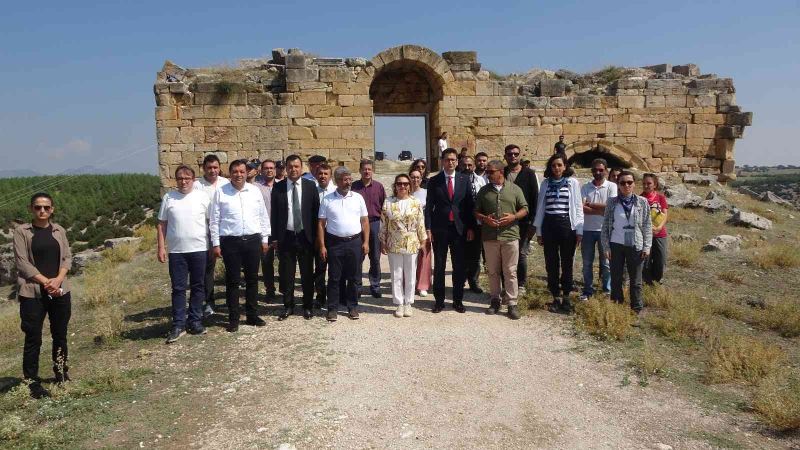 Bakan Yardımcısı Özkan Yavuz kaya mezarlarını gezdi
