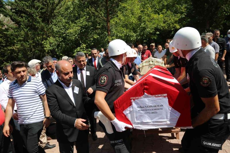 Trafik kazasında vefat eden polis memuru ve eşinin cenazeleri Artvin’de toprağa verildi
