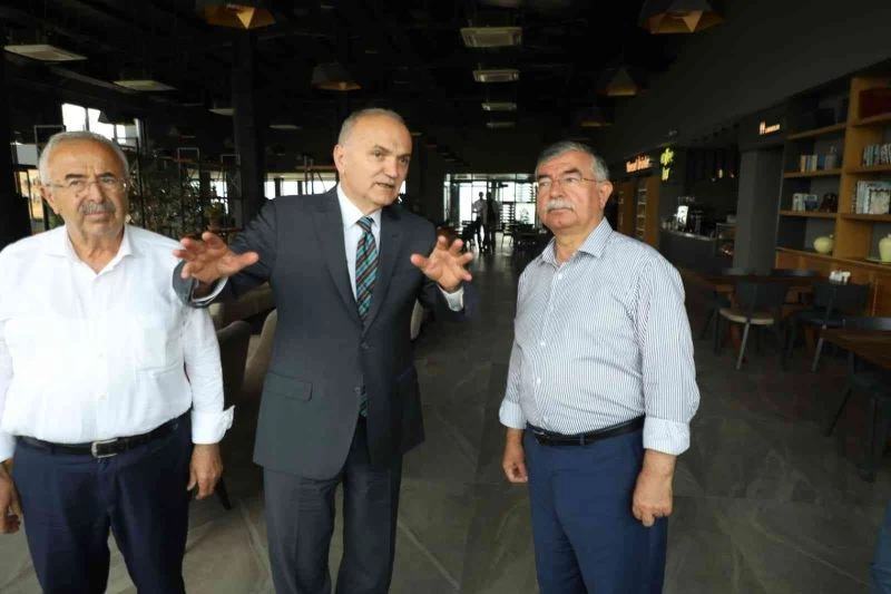 Başkan Özlü, eski bakanları ağırladı
